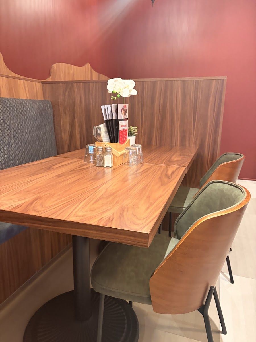 Booth seating in the Lincoln restaurant