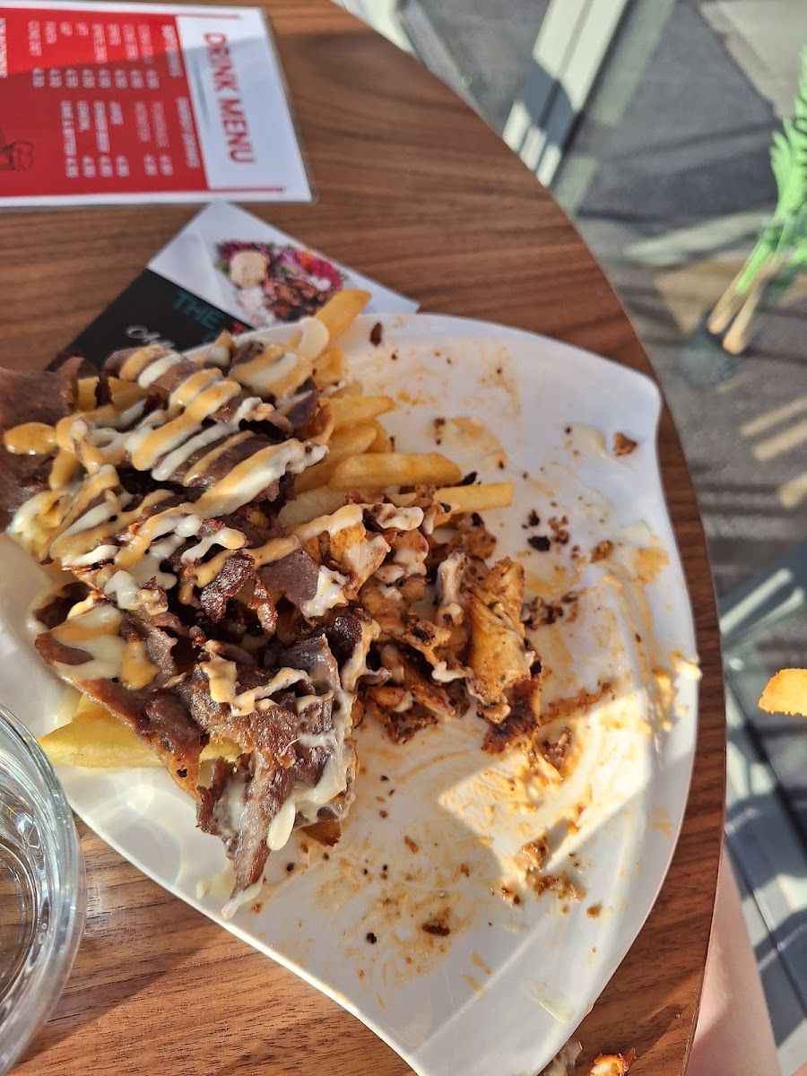 Meat on chips with garlic and satay sauce